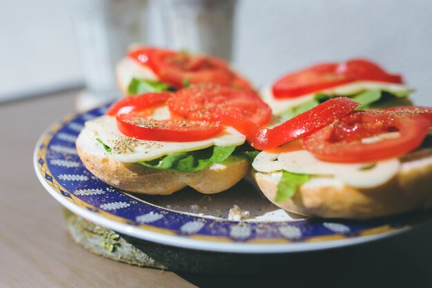 Tomatoes, cheese and lettuce