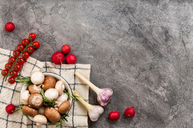 Tomatoes and garlic arrangement