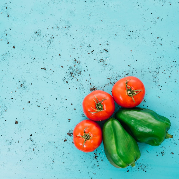 Foto gratuita pomodori e peperoni verdi