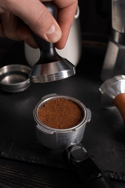 コーヒー製造プロセス中にコーヒー マシンで使用されるツール