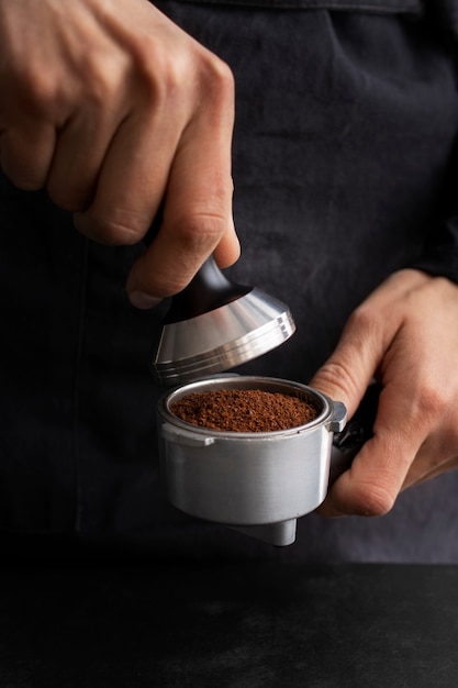 커피를 만드는 과정에서 커피 머신에 사용되는 도구