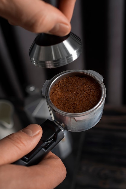 Foto gratuita strumento utilizzato in una macchina da caffè durante il processo di preparazione del caffè