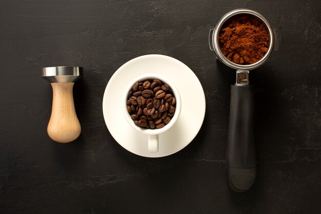 커피 프레스와 컵에 사용되는 도구