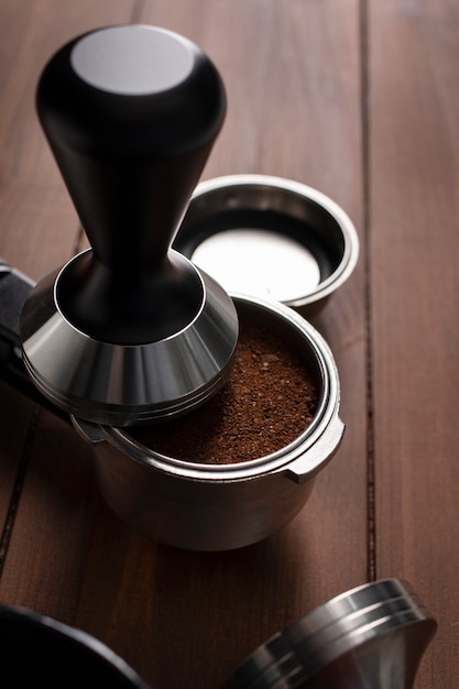 無料写真 コーヒー製造プロセス中にコーヒー マシンで使用されるツール
