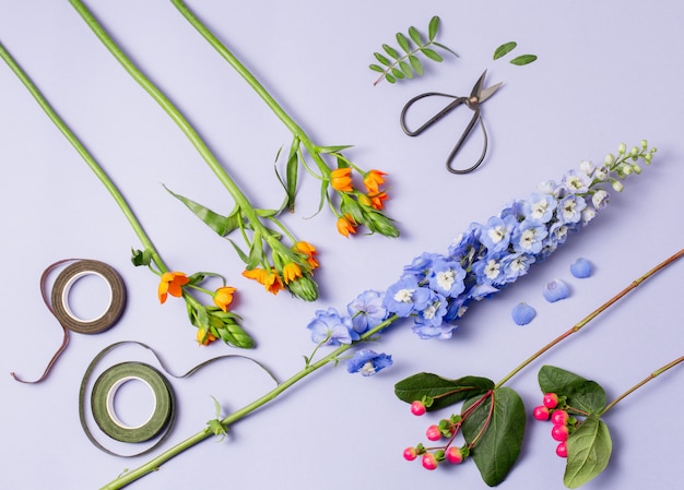 Foto gratuita gli strumenti e gli accessori necessari ai fioristi per creare un bouquet