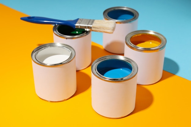 Foto gratuita strumenti per l'arte e la riparazione di vernice vernice in lattina