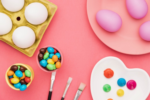 Tools for painting eggs on table