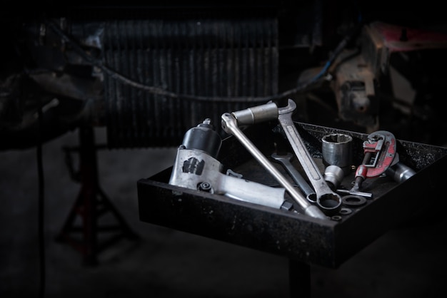 Tools on tool tray for repairing cars