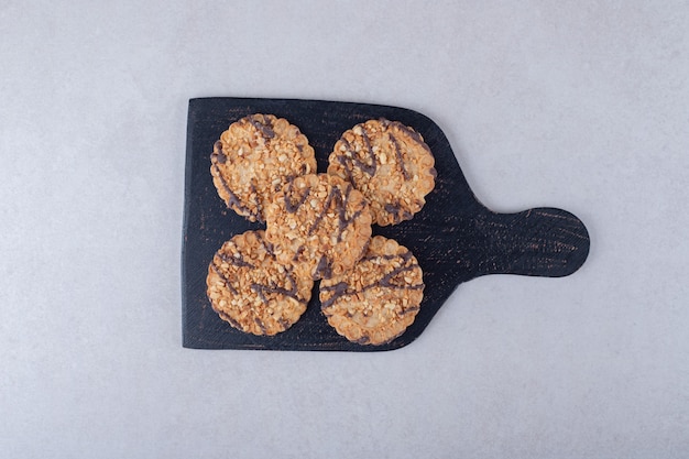 Free photo toothsome cookies on cutting board, on the marble.