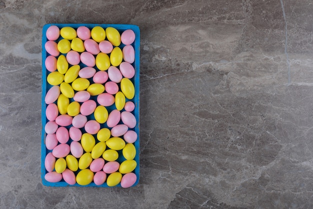 Free photo toothsome gumball on the tray on the marble surface