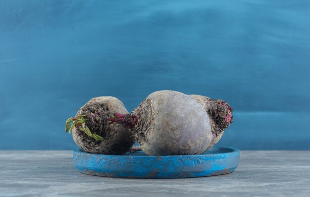 Toothsome radishes in the bowl , on the marble table. 