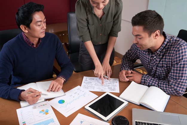 Free photo top angle view of woman sharing roadmap with coworkers