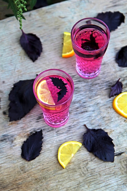 Foto gratuita limonata di basilico superiore in bicchieri