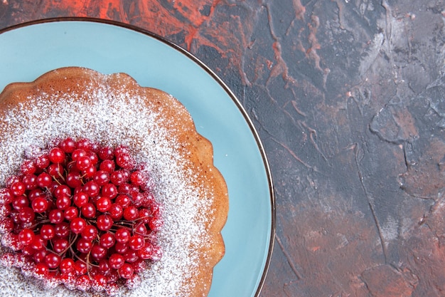 무료 사진 위쪽 클로즈업 보기 테이블에 딸기가 있는 식욕을 돋우는 케이크의 파란색 접시