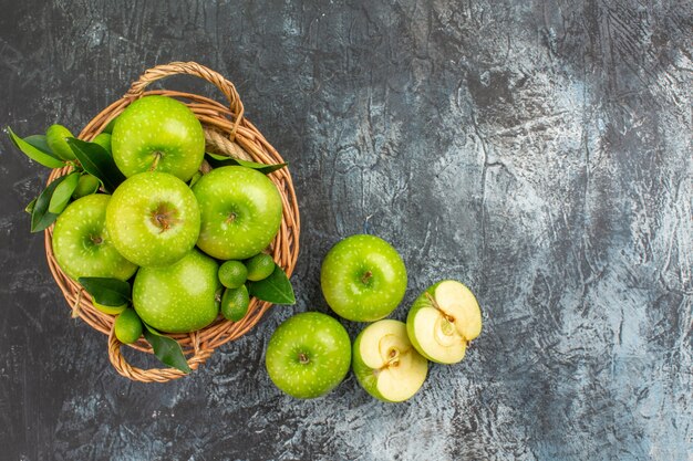 Вид сверху крупным планом яблоки цитрусовые яблоки с листьями в корзине
