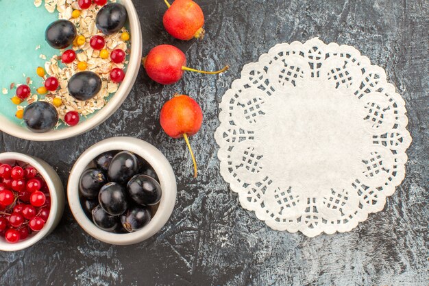 접시 레이스 냅킨 체리에 상단 근접보기 열매 붉은 건포도 검은 포도 오트밀