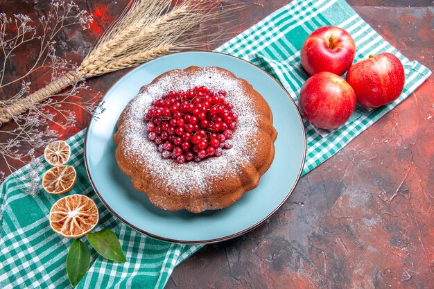 체크 무늬 식탁보에 딸기 레몬 사과가 있는 식욕을 돋우는 케이크 케이크