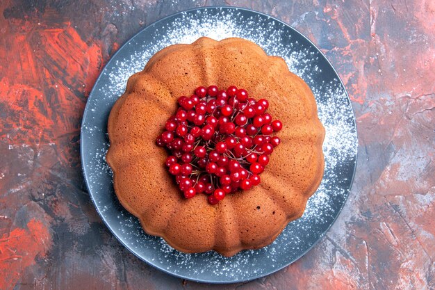 회색 접시에 붉은 건포도가 있는 식욕을 돋우는 케이크