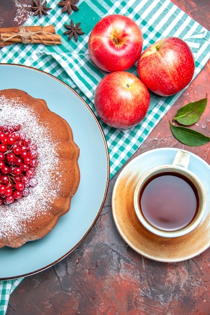 上部のクローズアップビューケーキケーキベリー入りりんご一杯のお茶シナモンスティックスターアニス