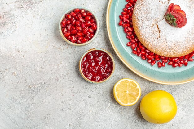 딸기 석류 초콜릿 쿠키 레몬과 함께 식욕을 돋우는 케이크를 곁들인 클로즈업 보기 케이크