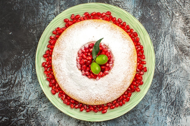 Foto gratuita vista ravvicinata dall'alto torta con frutti di bosco la torta con agrumi di melograno sul piatto bianco