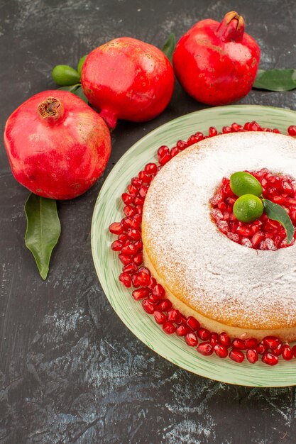 석류 잎이 있는 석류와 식욕을 돋우는 케이크가 있는 클로즈업 보기 케이크