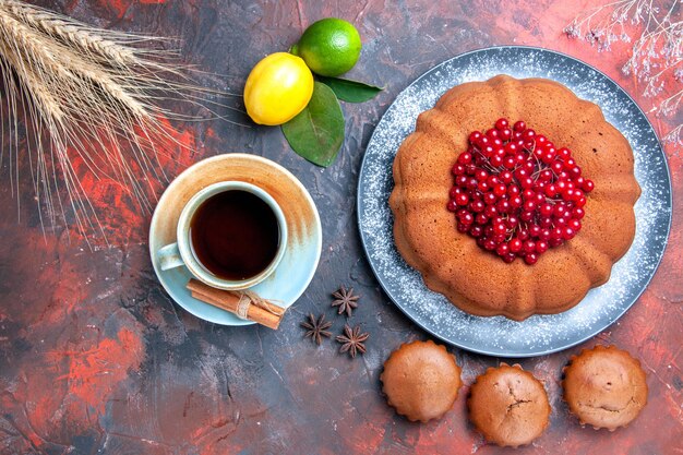 上のクローズアップビューお茶のカップベリーレモンとライムのお茶のカップケーキケーキ