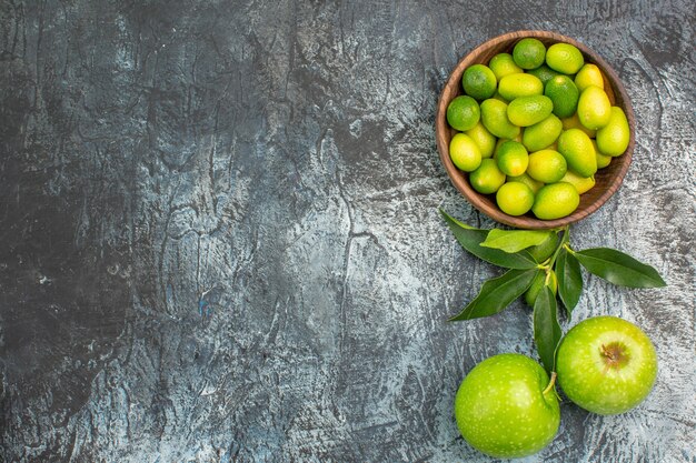 Free photo top close-up view fruits the appetizing apples and citrus fruits in the bowl