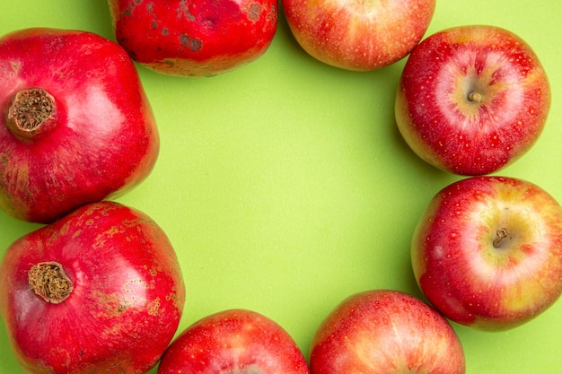 위쪽 클로즈업 보기 과일은 식욕을 돋우는 석류와 사과가 원 안에 놓여 있습니다