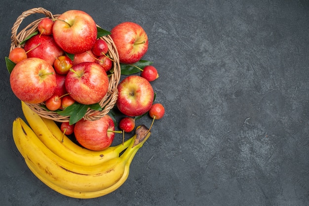 Vista ravvicinata superiore frutta ciliegie e mele nel cestino