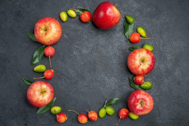 Foto gratuita vista ravvicinata dall'alto frutti mele rosse ciliegie agrumi sono disposti in un cerchio