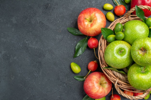 상위 확대보기 과일 빨간 사과 체리 바구니 주위 감귤류 과일