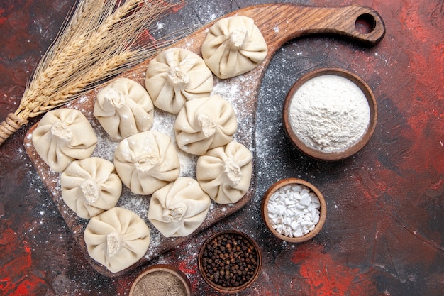 Free photo top close-up view khinkali on the board wheat ears flour spices