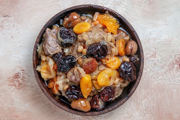 Free photo top close-up view pilaf bowl of an appetizing pilaf on the wooden table