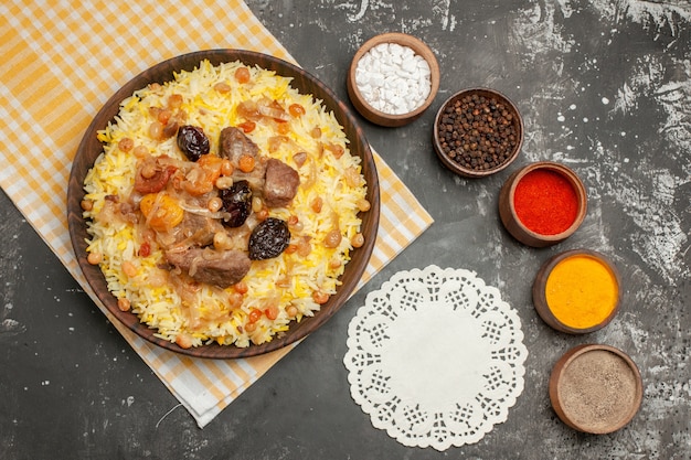 Free photo top close-up view pilaf bowls of colorful spices pilaf on the tablecloth lace doily