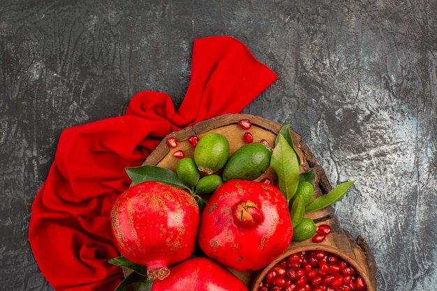 上のクローズアップビューザクロ3つのザクロと赤いテーブルクロス上のザクロの種子