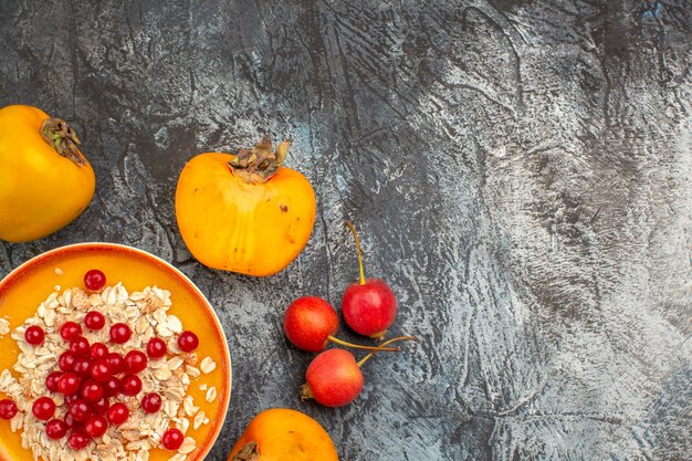 Top close-up view red currants the appetizing persimmons red currants in the bowl cherry