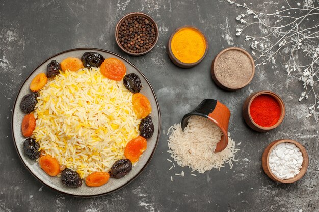 쌀의 말린 과일 그릇과 쌀의 다채로운 향신료 접시의 상위 클로즈업보기 밥 그릇