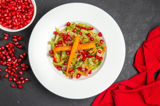 ザクロ野菜サラダ赤いテーブルクロスのトップクローズアップビューサラダシード