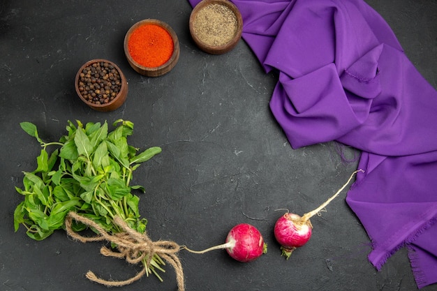 トップクローズアップビュースパイスラディッシュハーブカラフルなスパイスと紫色のテーブルクロス