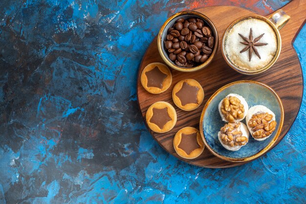 上部のクローズアップビューお菓子クッキーターキッシュデライトコーヒー豆木の板に一杯のコーヒー