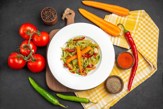 まな板のテーブルクロススパイス野菜の上のクローズアップビュー野菜サラダ
