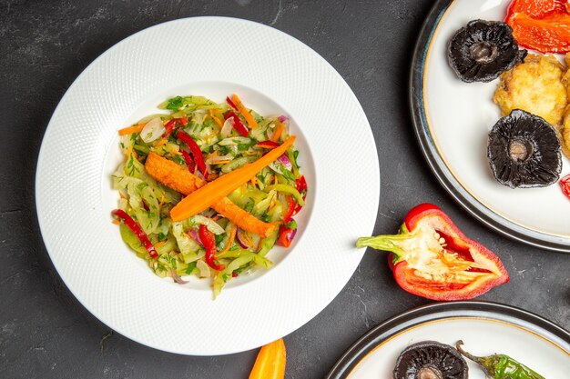 Верхний вид крупным планом овощи овощной салат на тарелке