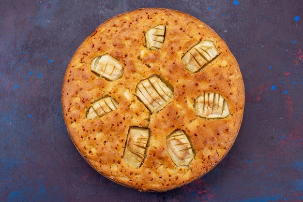 Free photo top close view delicious apple pie round formed sweet and baked on the dark surface sweet bake pastry pie cake tea