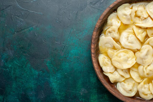 진한 녹색 배경 음식 반죽 야채 수프 고기에 갈색 접시 안에 최고 가까이보기 맛있는 만두 수프