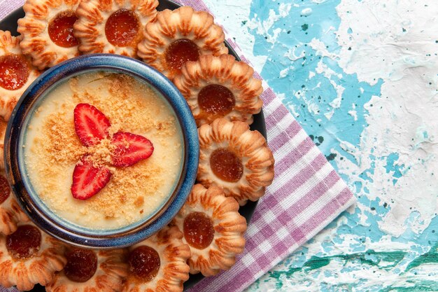 Foto gratuita biscotti di zucchero deliziosi di vista ravvicinata superiore con il dessert della fragola sullo zucchero del dessert del tè dolce del biscotto della parete blu