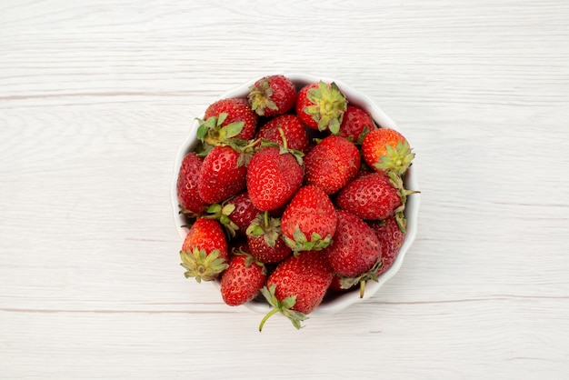 빛, 과일 베리 신선한 붉은 색에 흰색 접시 안에 신선한 빨간 딸기 부드럽고 맛있는 딸기의 상위 뷰 닫기