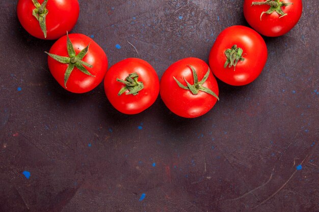 어두운 공간에 동그라미가있는 상단 가까이보기 신선한 빨간 토마토