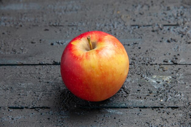 회색 탁자에 있는 가운데 노란색-붉은 사과에 있는 위쪽 닫기 보기 과일