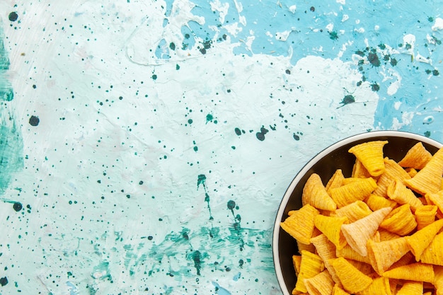 Free photo top close view little spicy chips inside plate on light-blue surface